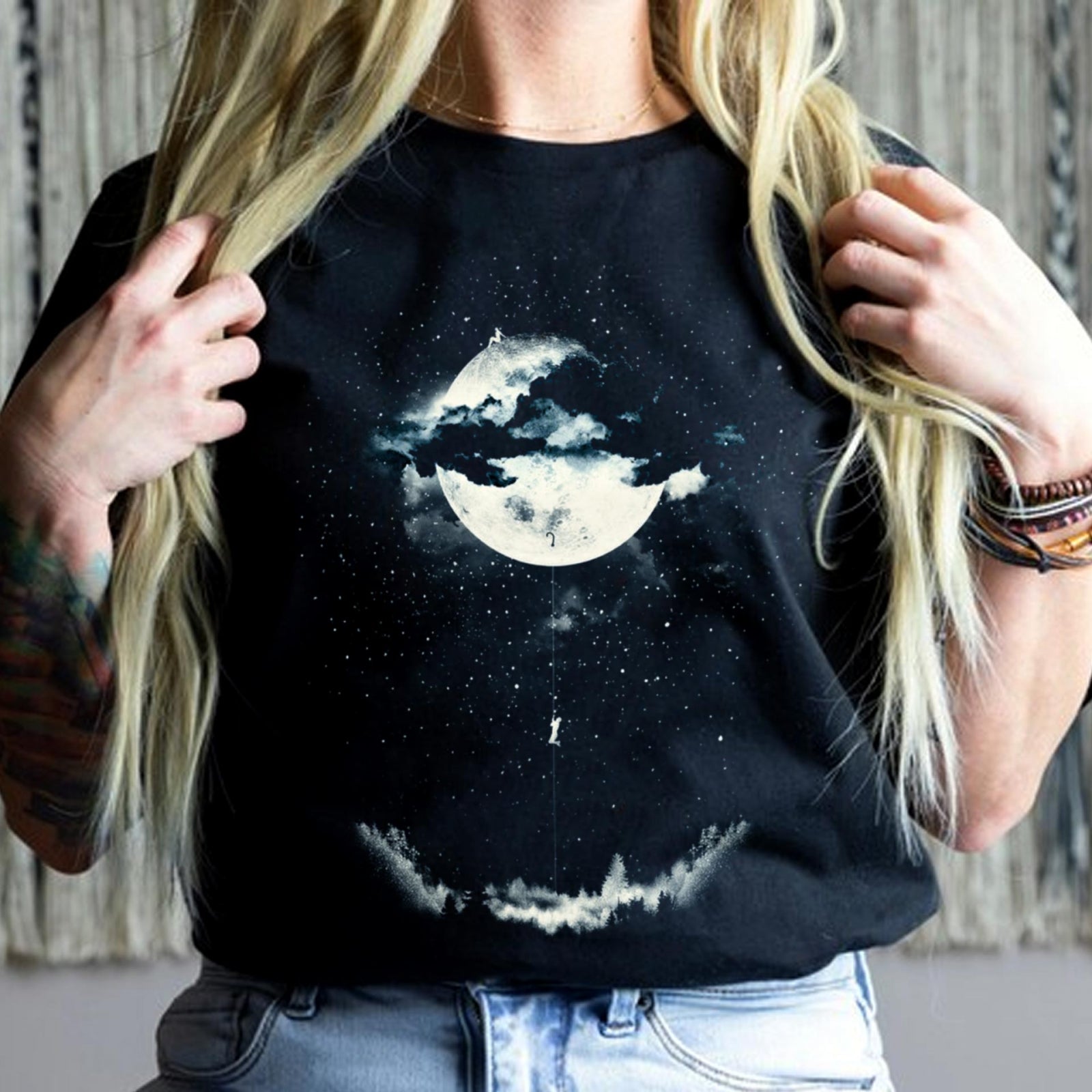 Тениска черна Moon Dreaming